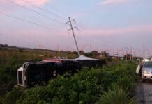 tractocamión que se impactó contra un poste de la Comisión Federal de Electricidad