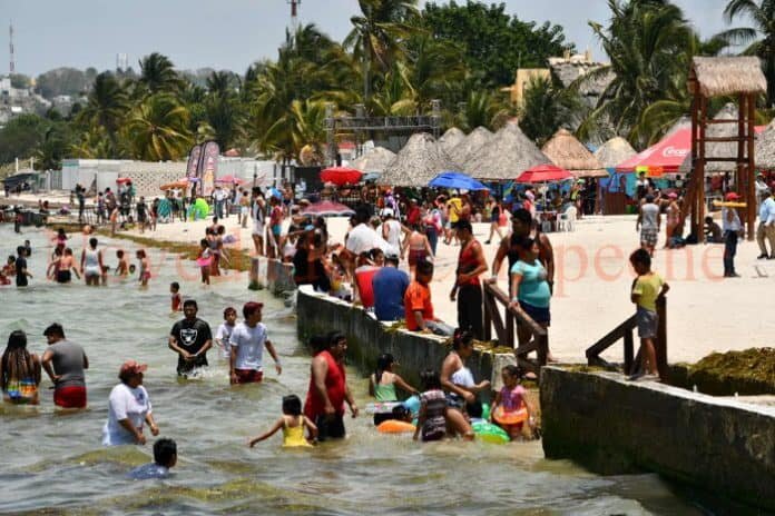 Abarrotada lució la playa el pasado fin de semana.