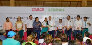 El futuro de Campeche son los jóvenes, aseguró el mandatario durante la entrega de becas.