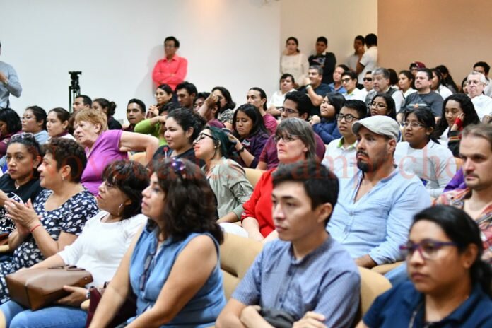 Cada vez acuden más personas a este tipo de eventos que abordan diferentes temas de la cultura maya.