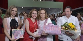Eréndira del Valle entregó el libro con su informe de labores a la Presidenta del DIF Estatal.