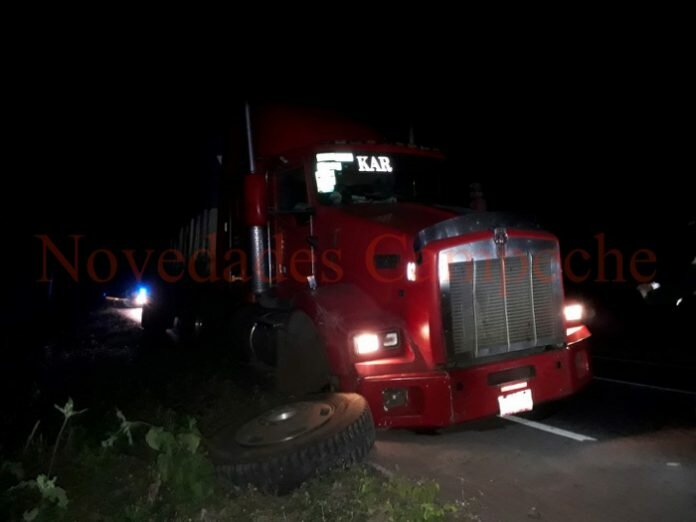 El responsable del accidente huyó, dejando abandonado al tráiler.