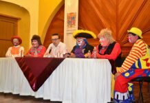 Representantes de la Asociación de Payasos de Campeche y el secretario de Cultura, Delio Carrillo Pérez.