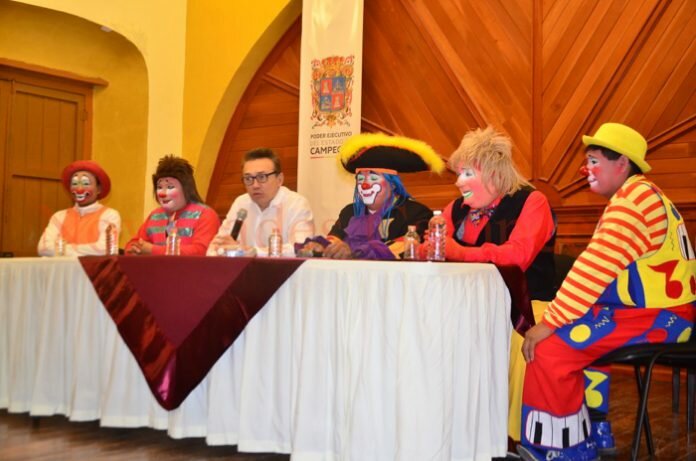 Representantes de la Asociación de Payasos de Campeche y el secretario de Cultura, Delio Carrillo Pérez.