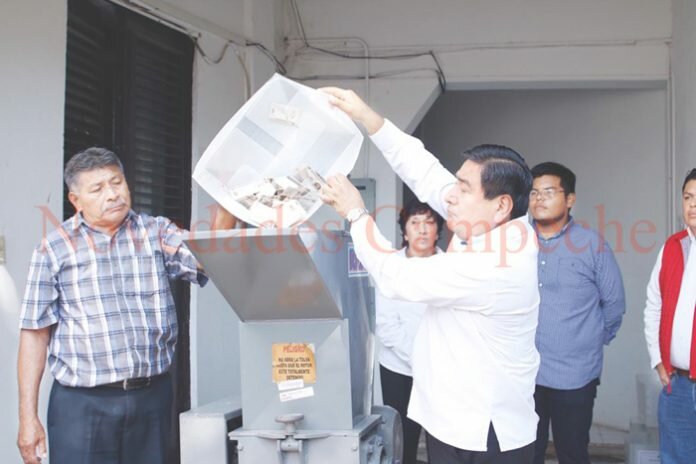 Ernesto Rodríguez Juárez, vocal del RFE, realizó la destrucción de las credenciales que perdieron vigencia.