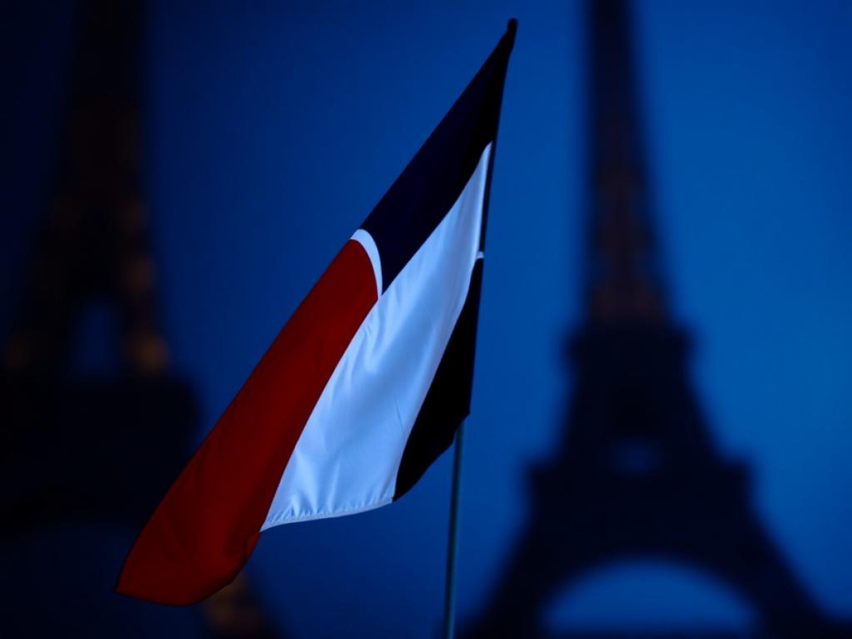 Fitch baja la nota de la deuda de Francia por incertidumbre presupuestaria