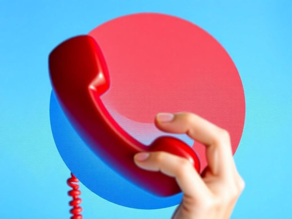 Una mujer hablando por teléfono