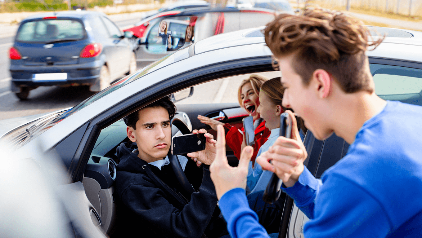 Los conductores jóvenes ya no sólo se distraen con las pantallas táctiles de los coches: "están grabando TikToks"