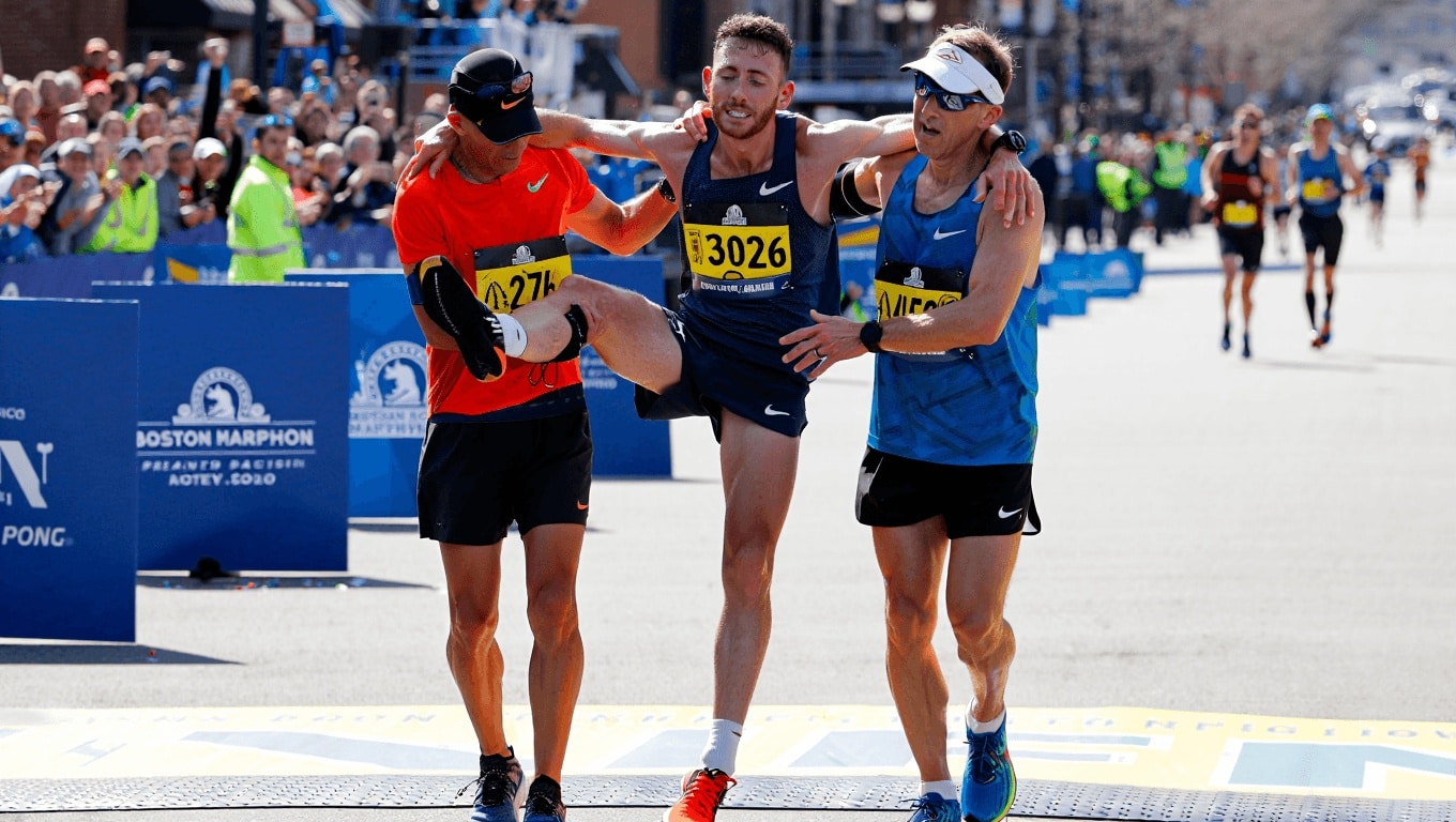 Boston Marathon Runners Praised for Stopping to Help Injured Competitor Cross Finish Line (WATCH)
