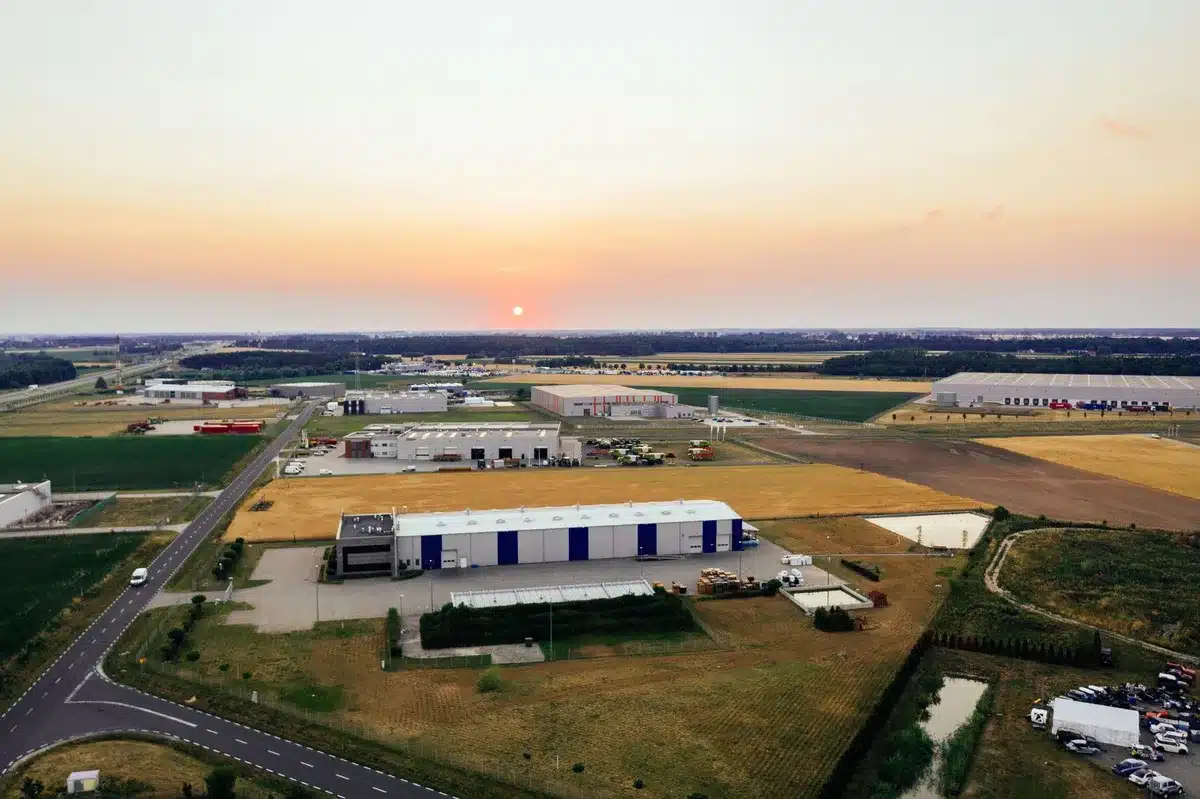 Instalación de paneles solares y almacenamiento en baterías en un paisaje extenso de Sudáfrica