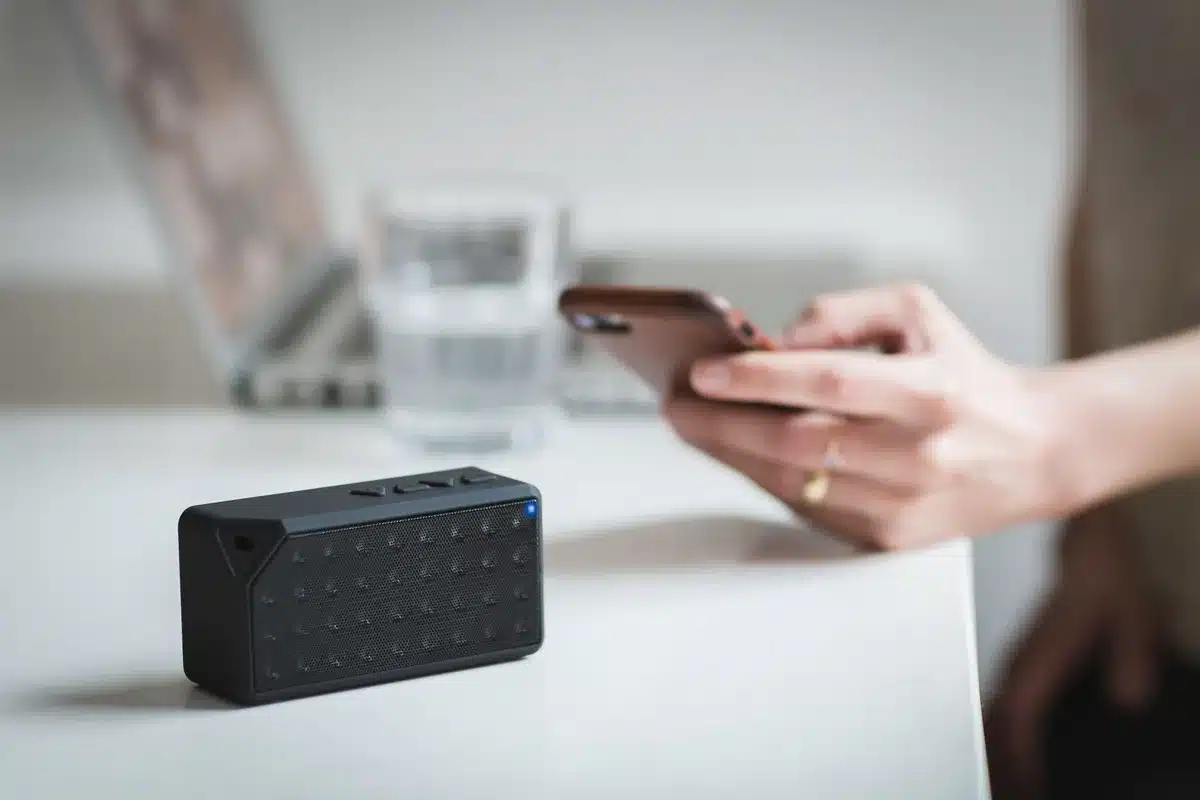 Teléfono móvil reproduciendo música en streaming hacia un altavoz inalámbrico
