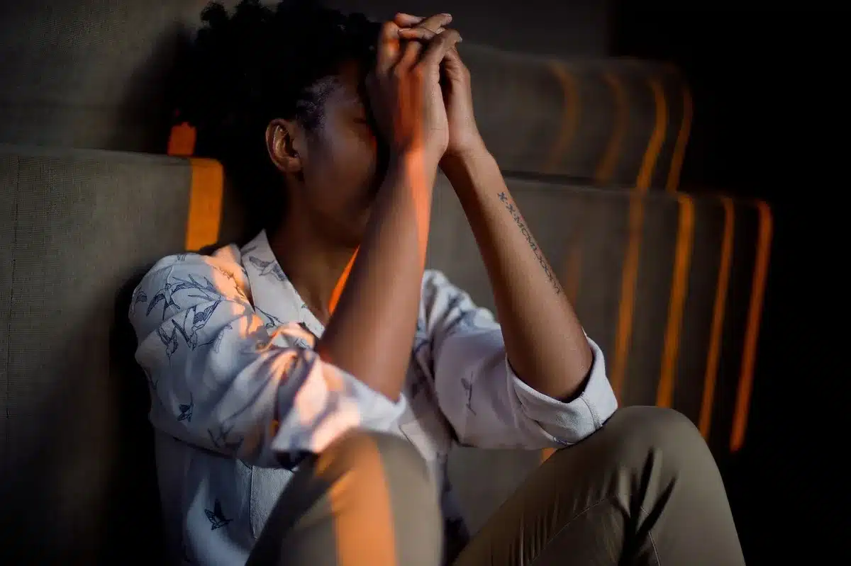Mujer en momento de vulnerabilidad emocional confrontando sus decisiones