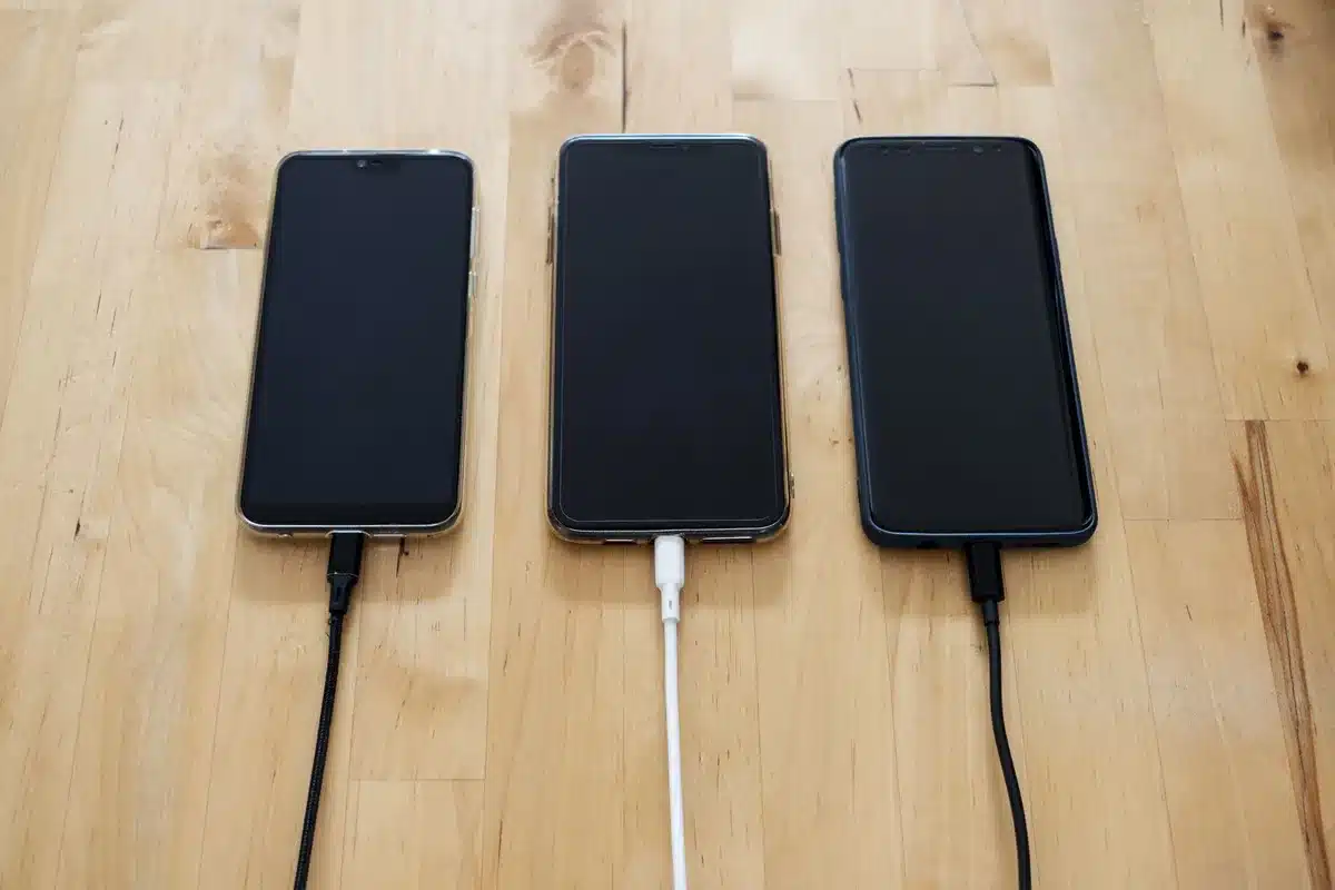 Puerto USB-C de batería externa conectado a un teléfono inteligente