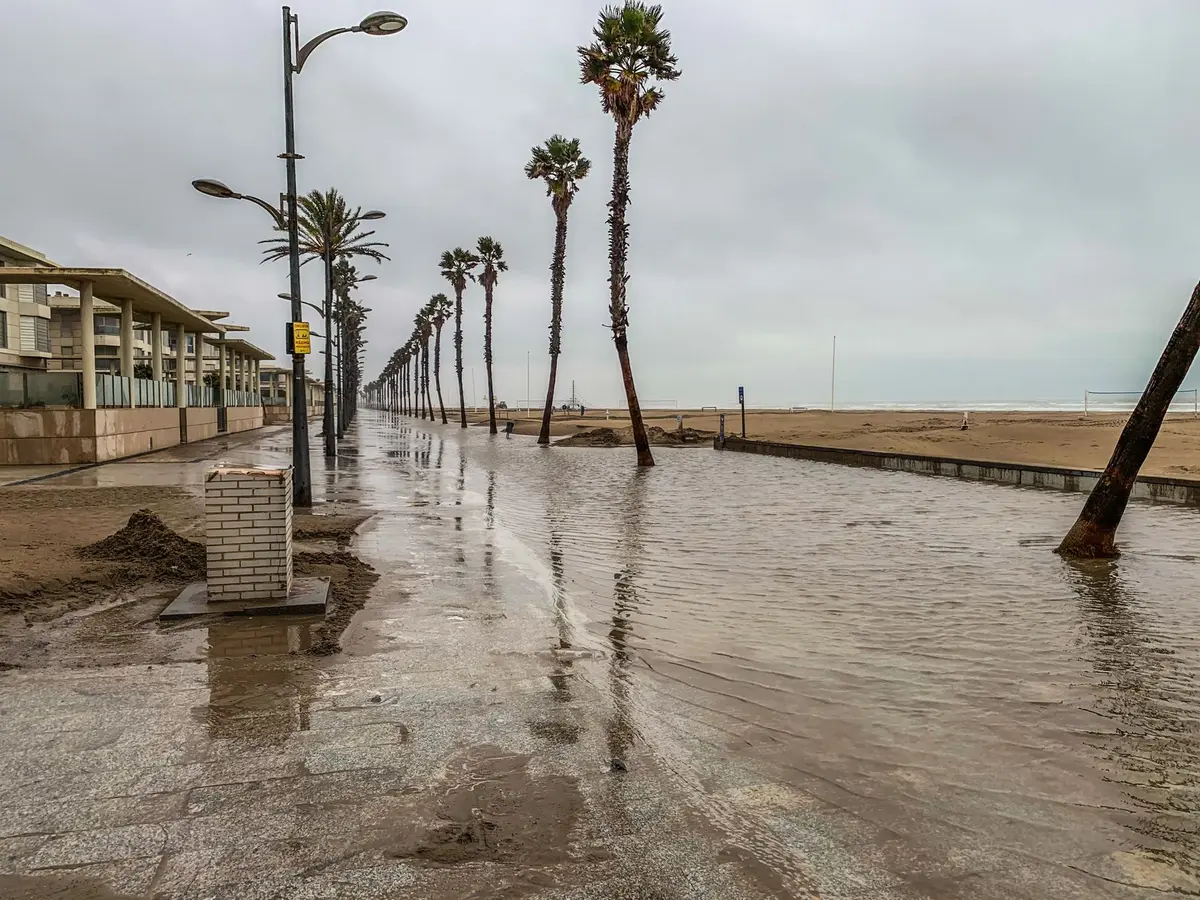 Visualización del aumento del nivel del mar en una costa urbana