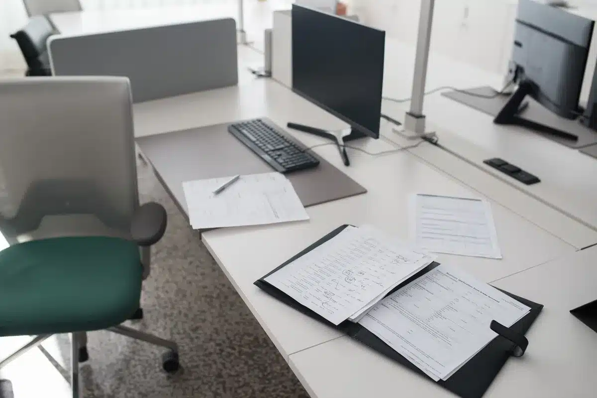 Documentos de déficit fiscal y reembolsos de aranceles sobre un escritorio de oficina