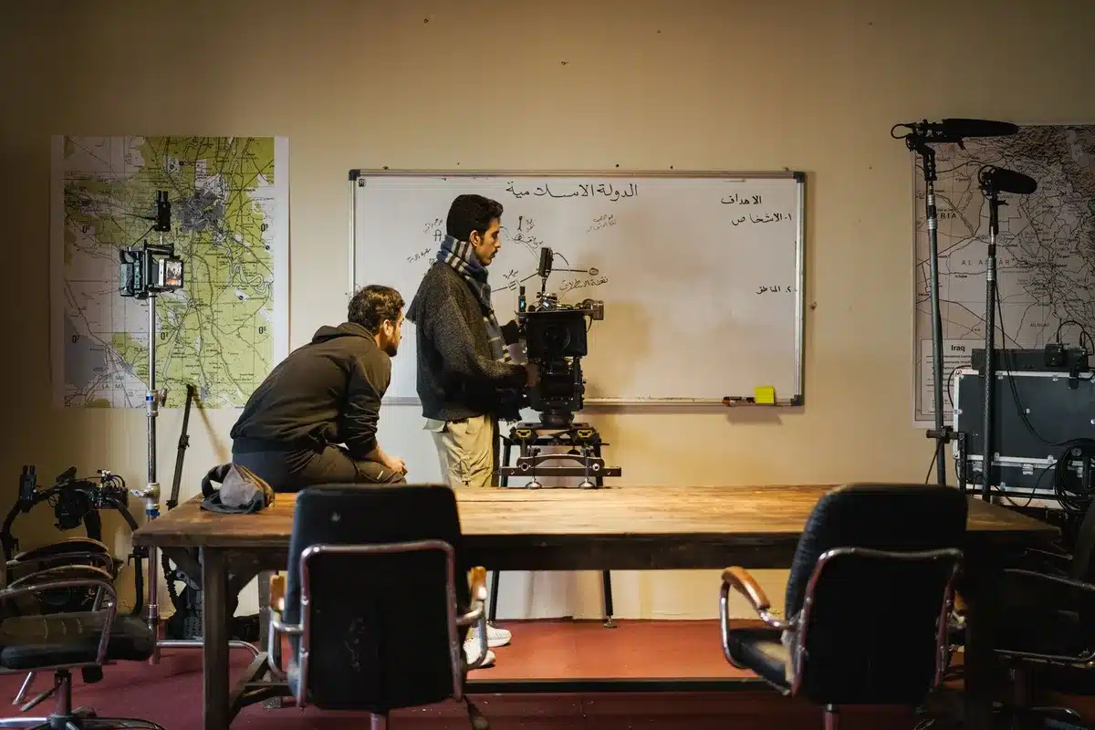 Director de cine trabajando en set de producción cinematográfica