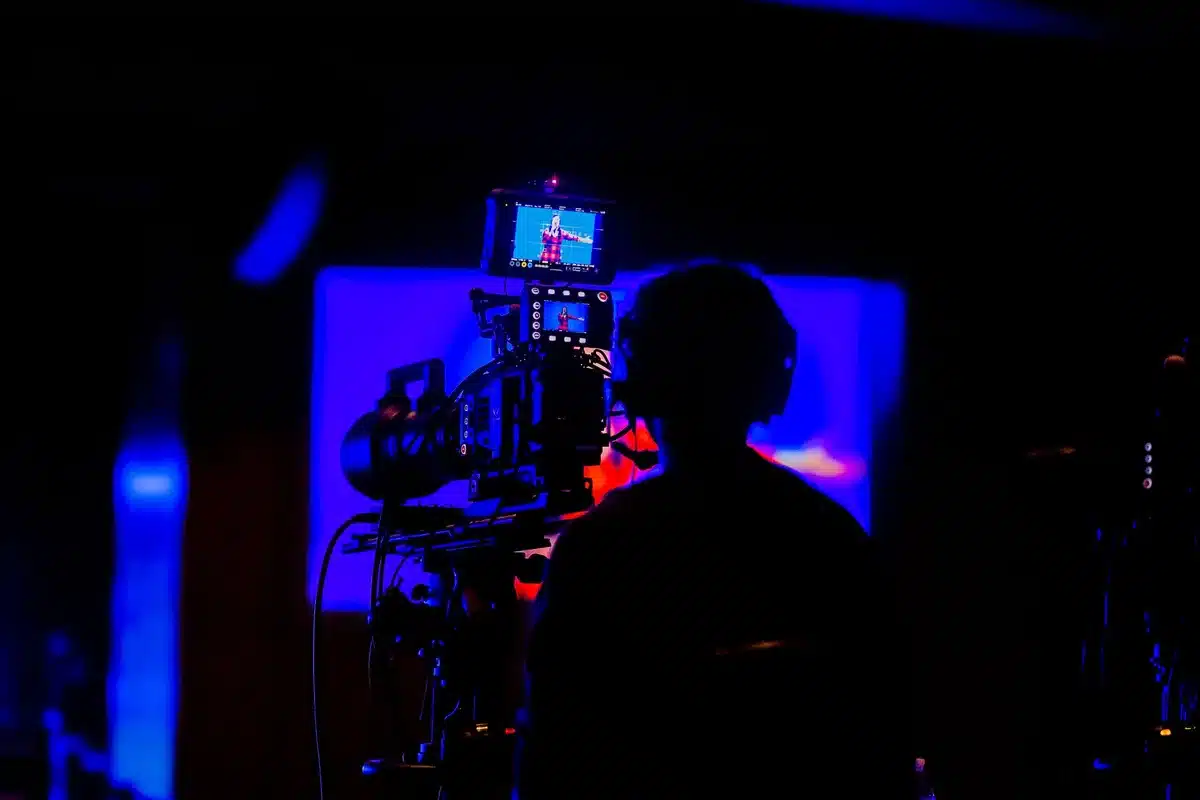 Silla de director vacía en un set de cine con luces de estudio de fondo