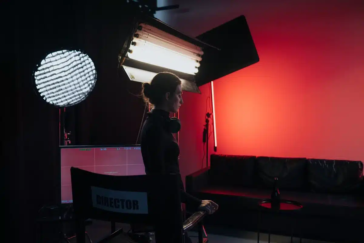 Equipo de rodaje en un set de cine con tensión visible entre los miembros.