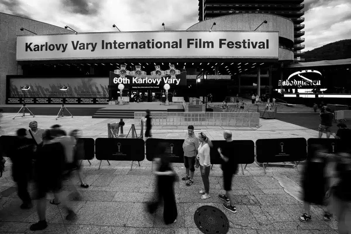 Cartel de un festival de cine internacional con títulos de películas y fecha