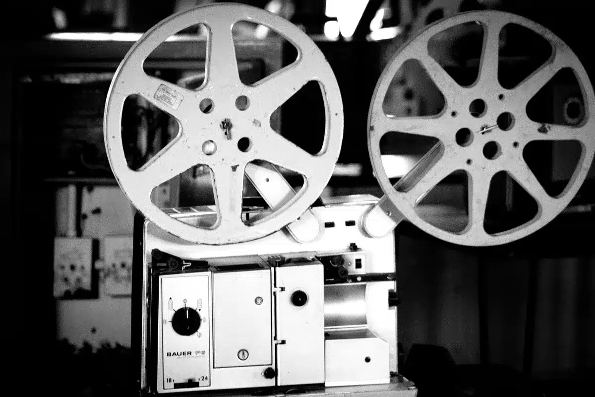 Proyector de cine proyectando una película en una sala oscura