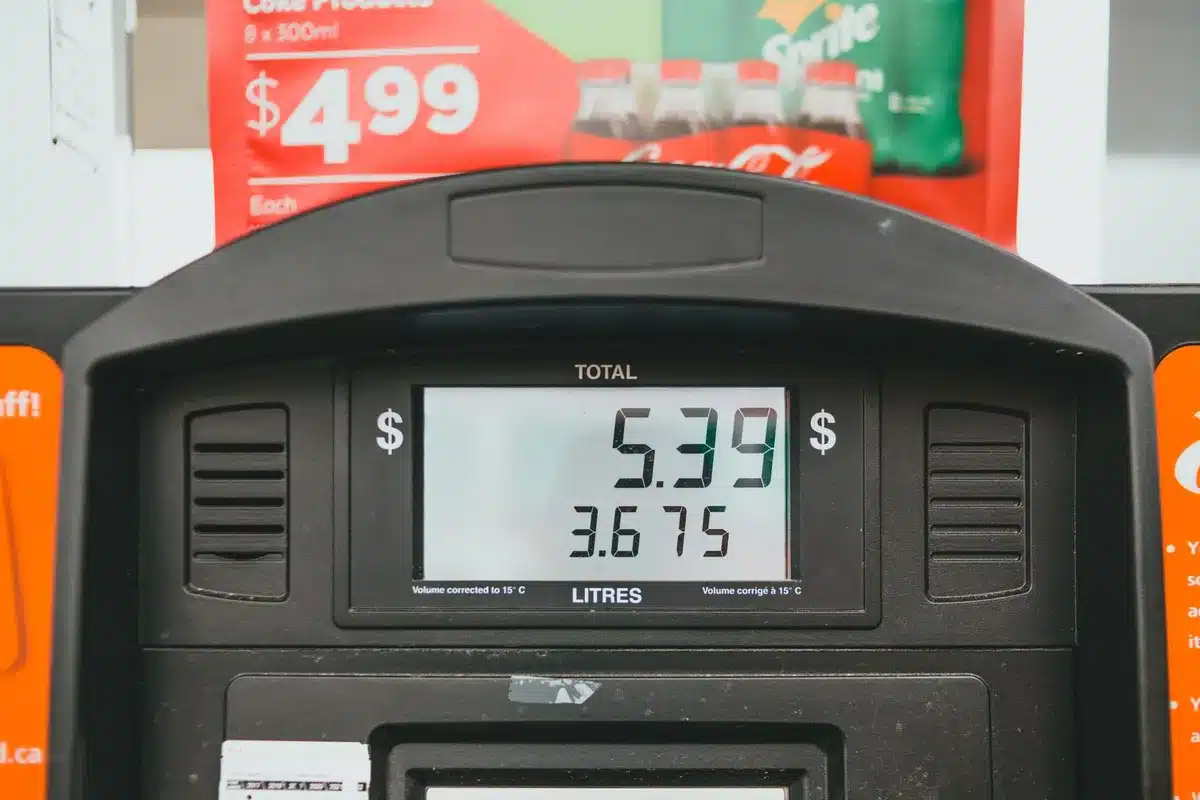 Pantalla de precios en una estación de servicio mostrando distintos combustibles