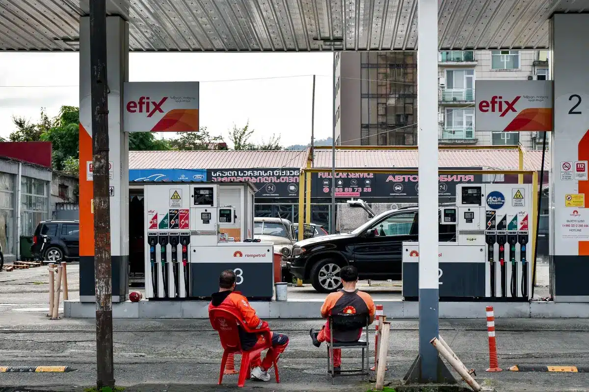 Surtidor de gasolina en una estación de servicio mostrando el precio del combustible en la pantalla