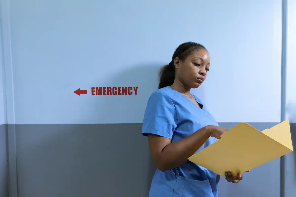 Documentos de presupuesto y herramientas médicas sobre un escritorio hospitalario, simbolizando la asignación de recurso