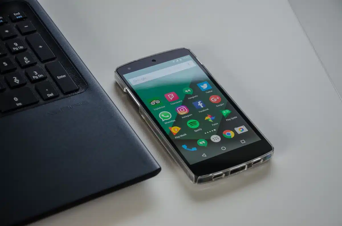 Red de dispositivos Android conectados mostrando compatibilidad y localización colaborativa