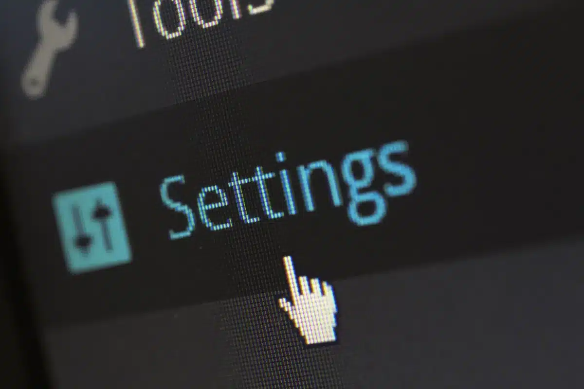 Menú de opciones en pantalla de smartphone mostrando ajustes de aplicación