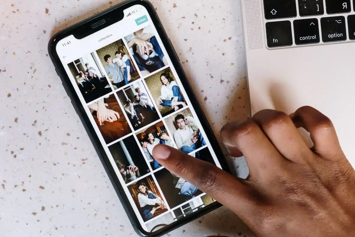 Pantalla de teléfono mostrando una galería de fotos con efecto de resaltado sutil
