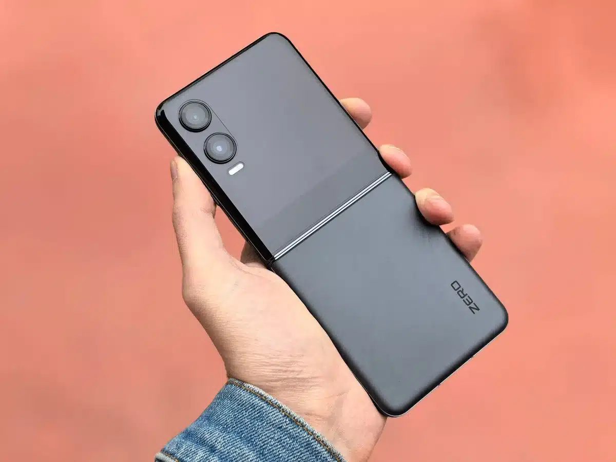 Detalle del bisagra y módulo de cámaras del Pixel 11 Pro Fold con acabado verde
