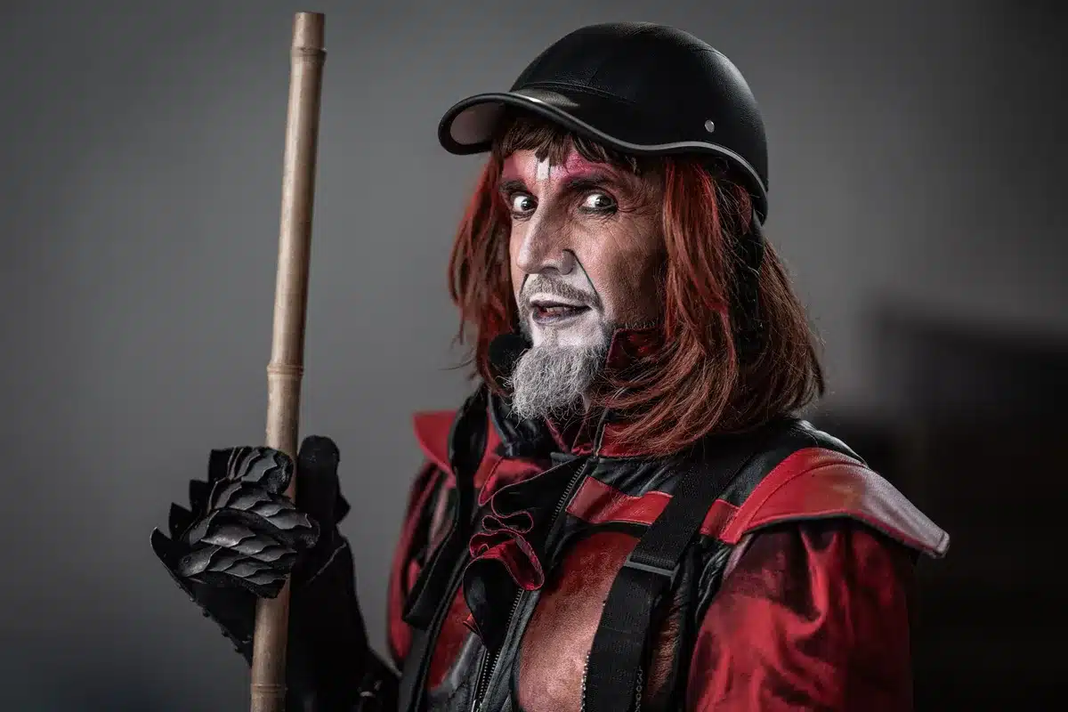 Actor en primer plano con expresión seria, evocando un personaje dramático icónico