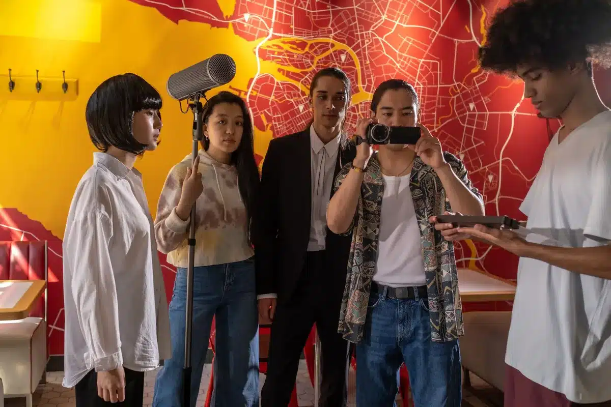 Escena de acción y comedia con actores en ambiente de espías