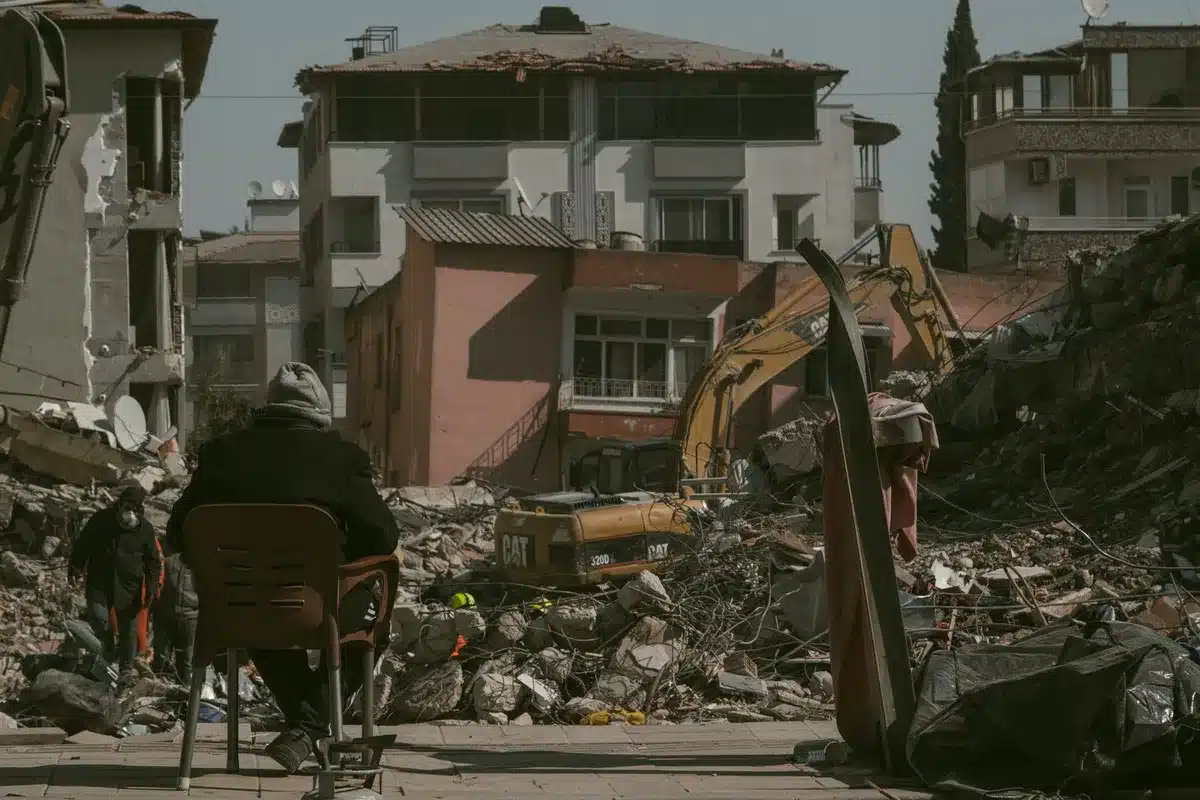 Familias trabajando en la reconstrucción de viviendas dañadas por el terremoto