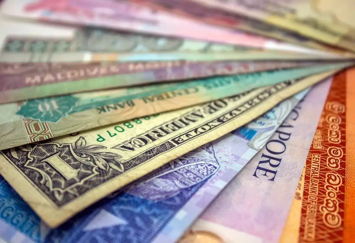 Gráficos de flujos de capital y tasas de cambio dólar/yen en pantallas de análisis financiero