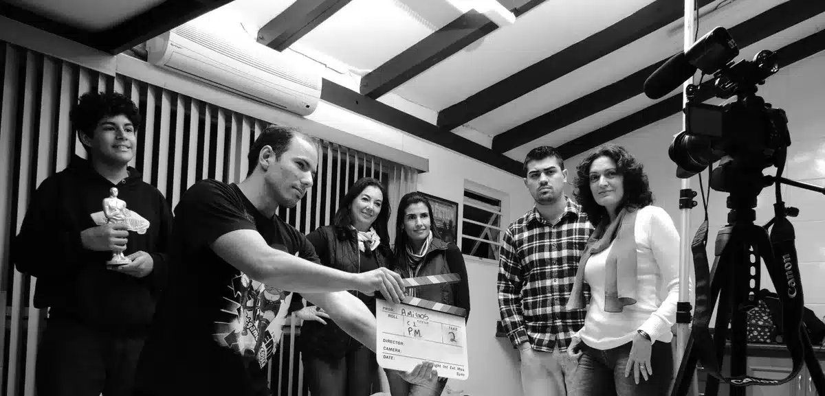 Equipo de producción y elenco trabajando en set de película de terror