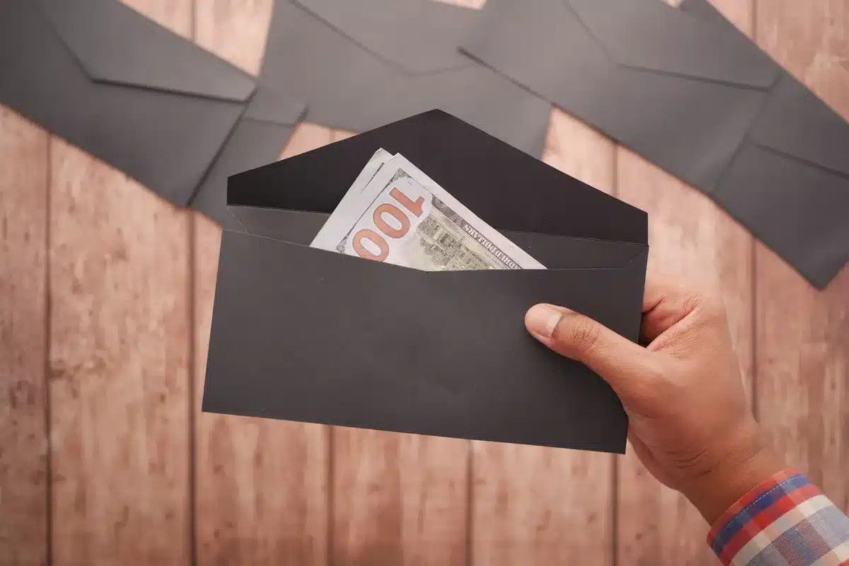 Cheques individuales de donación entregados a maestros como compensación salarial