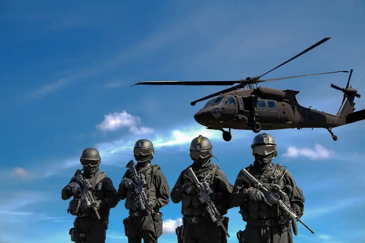 Grupo de comandos en misión estratégica durante operación militar