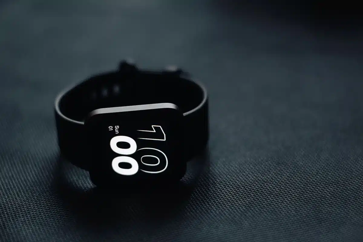 Reloj inteligente con diseño translúcido mostrando componentes internos visibles