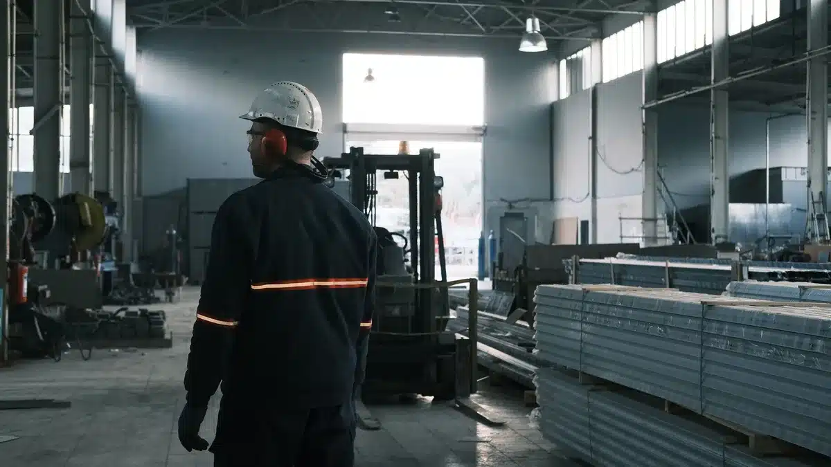 Maquinaria industrial en funcionamiento en línea de producción de fábrica