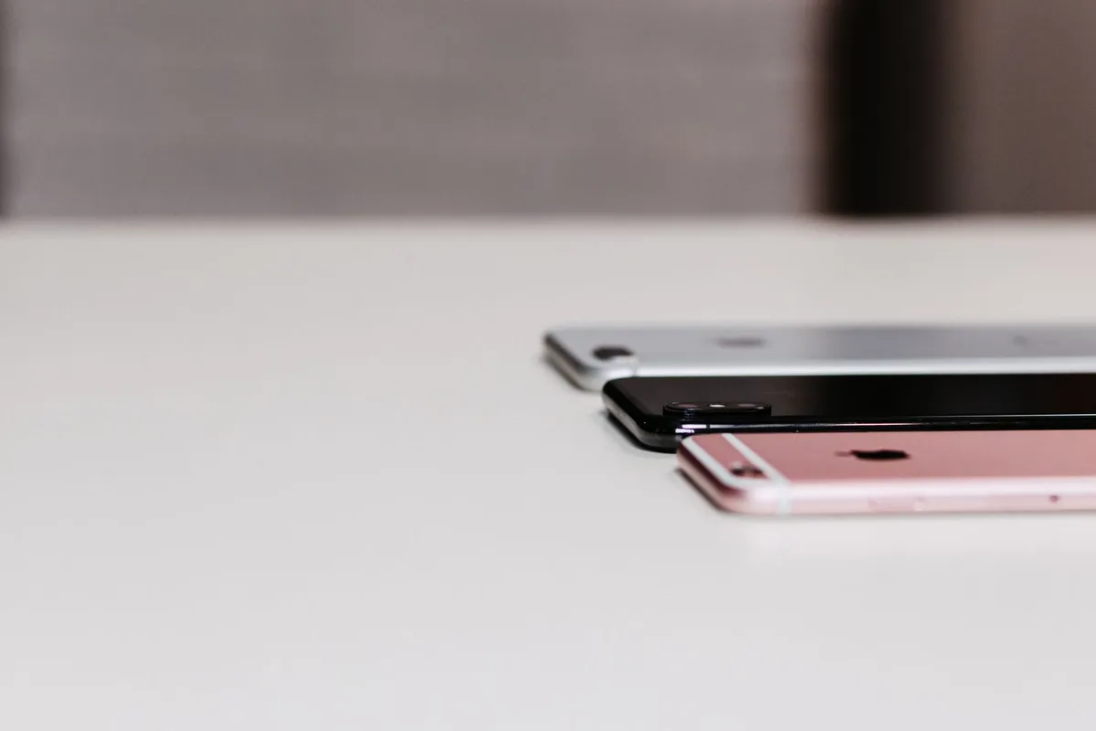 Comparativa de acabados de teléfono: negro mate y rosa con bordes dorados