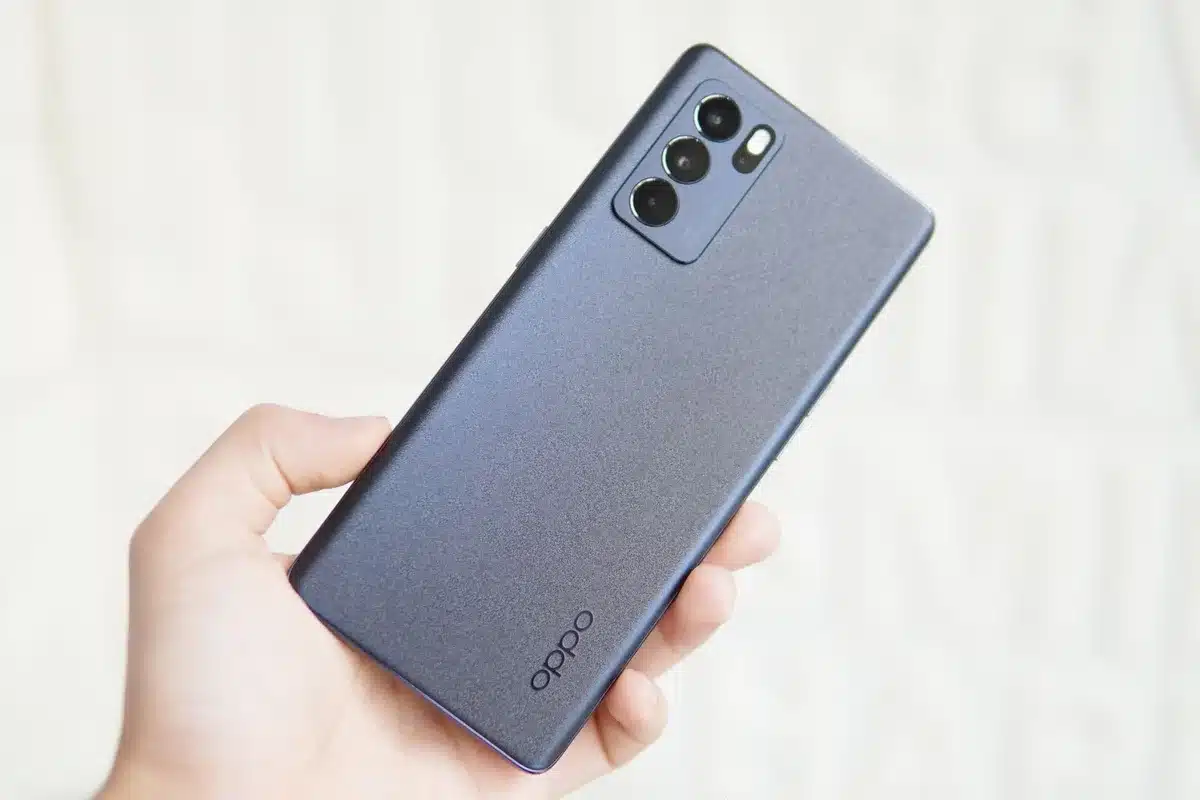 Teléfono inteligente con acabado negro mate y módulo de cámara integrado bajo vidrio