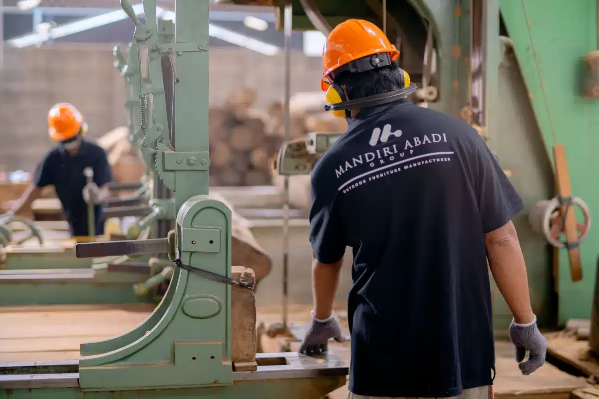 Línea de producción en una fábrica con trabajadores supervisando equipos