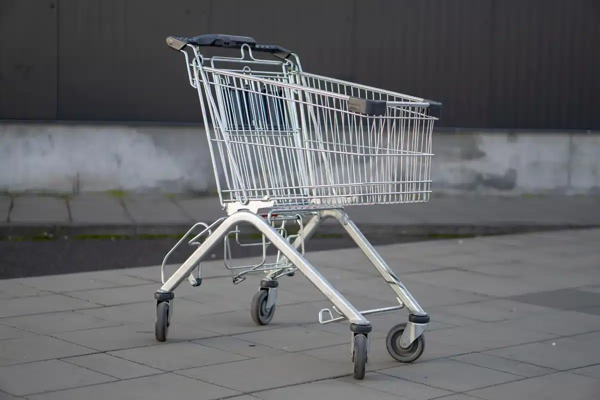 Carrito de compras en un supermercado con productos y precios visibles