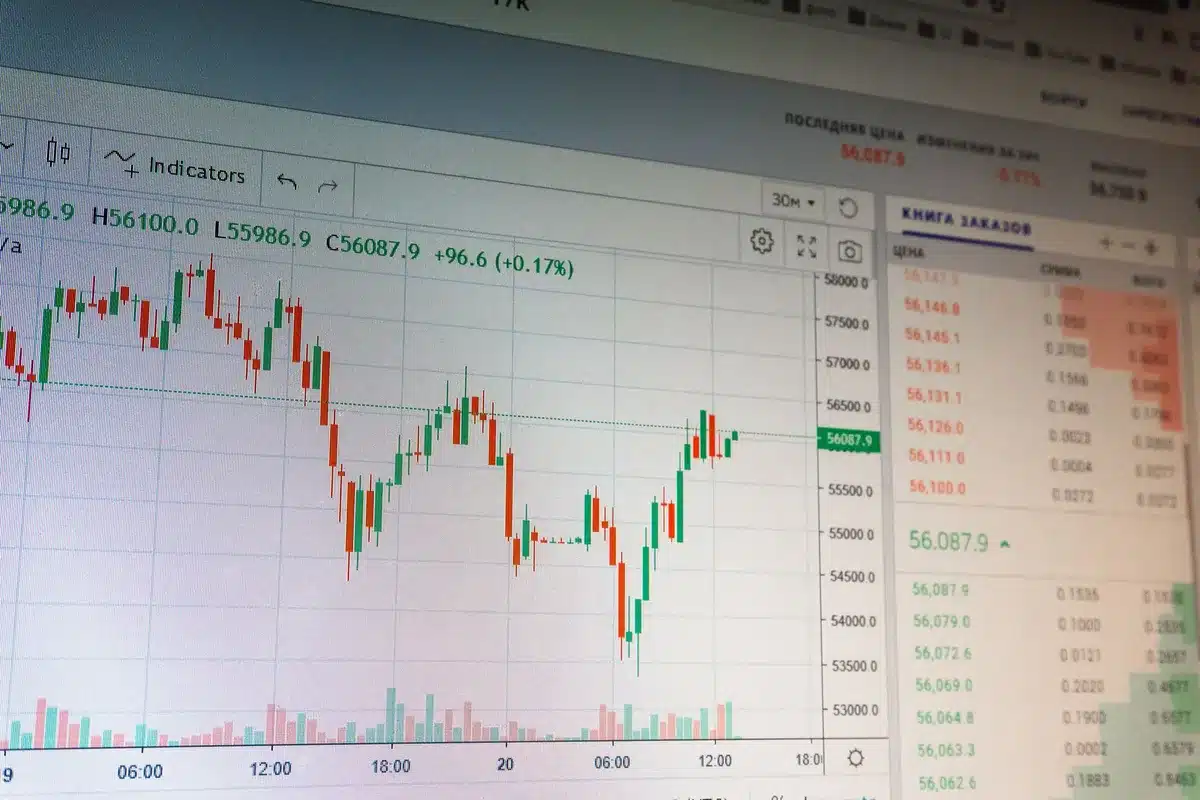 Gráficos de precios al alza y documentos sobre inflación en un escritorio