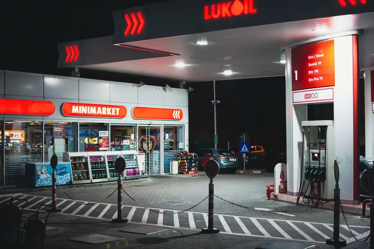Surtidor de gasolina con pantalla de precio en alza en estación de servicio