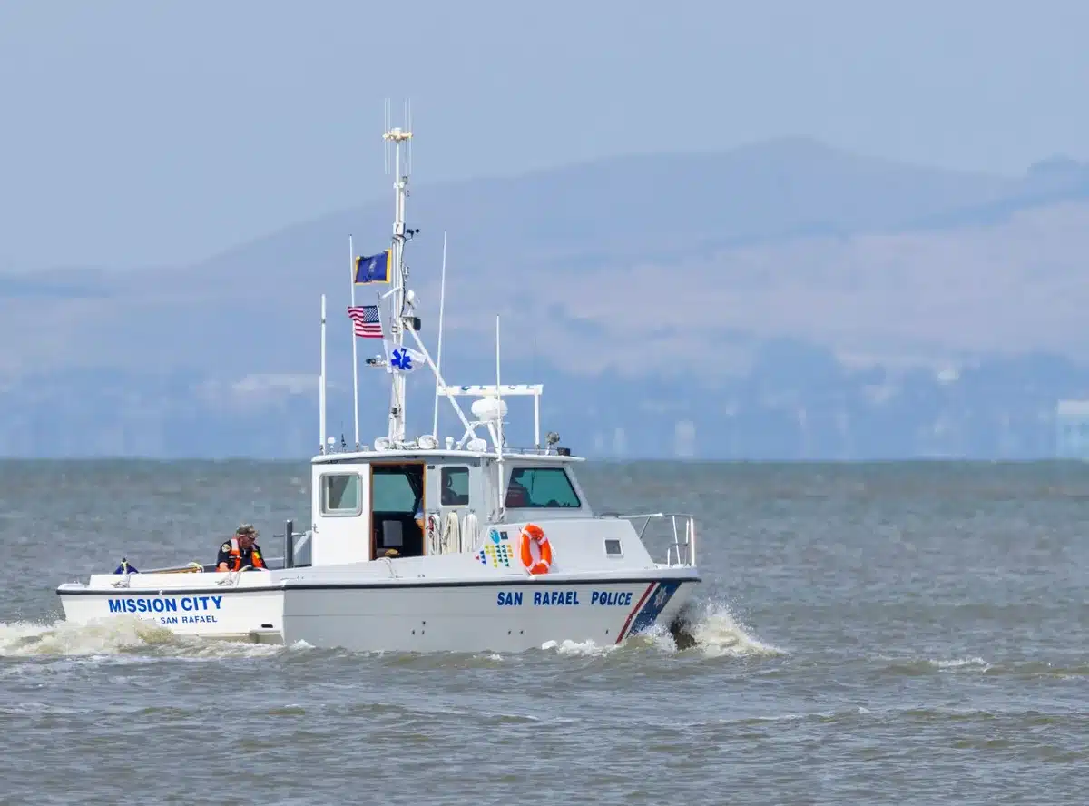 Rangers marinos locales vigilando desde una embarcación en aguas costeras