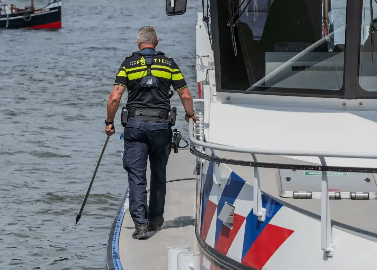 Patrulleros marinos vigilando aguas protegidas del Mediterráneo desde una embarcación