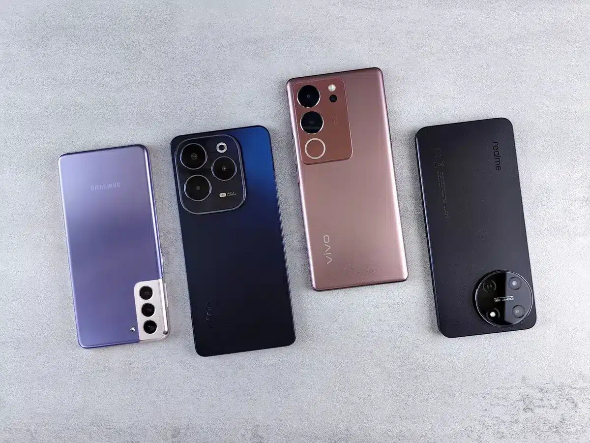 Teléfono inteligente con símbolo de aumento de precio flotante, representando el incremento de costos en dispositivos mó
