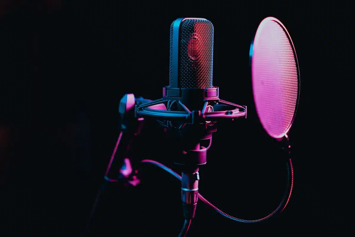 Estudio de podcast con micrófono profesional, auriculares y ambiente íntimo de entrevista